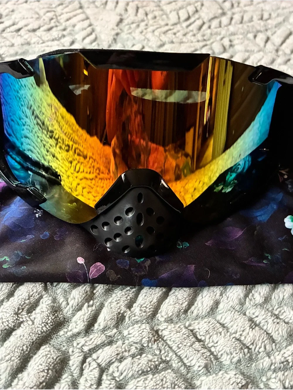 Black Ski/sbowboard/mountain bike Goggles with Iridescent mirror lenses